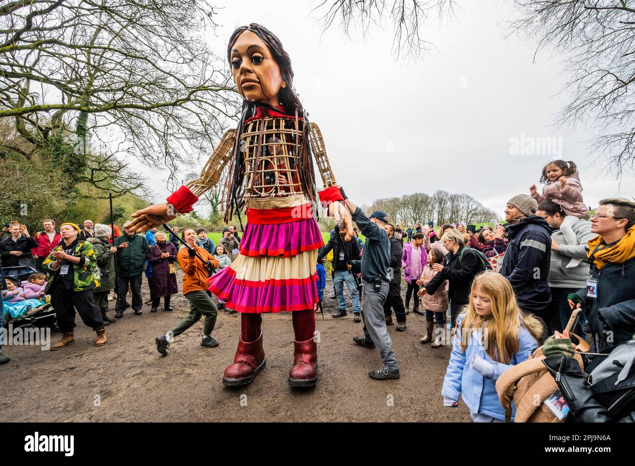 Londres, Royaume-Uni. 1st avril 2023. Little Amal mène une promenade sponsorisée à travers Hampstead Heath, et sur la colline du Parlement, pour soutenir les enfants déplacés à travers le monde. Tous les fonds recueillis seront donnés pour choisir l'Amour pour soutenir les enfants réfugiés déplacés au Royaume-Uni et dans le monde entier, y compris ceux qui ont été les plus récemment touchés par les tremblements de terre dévastateurs à Türkiye et en Syrie. Crédit : Guy Bell/Alay Live News Banque D'Images