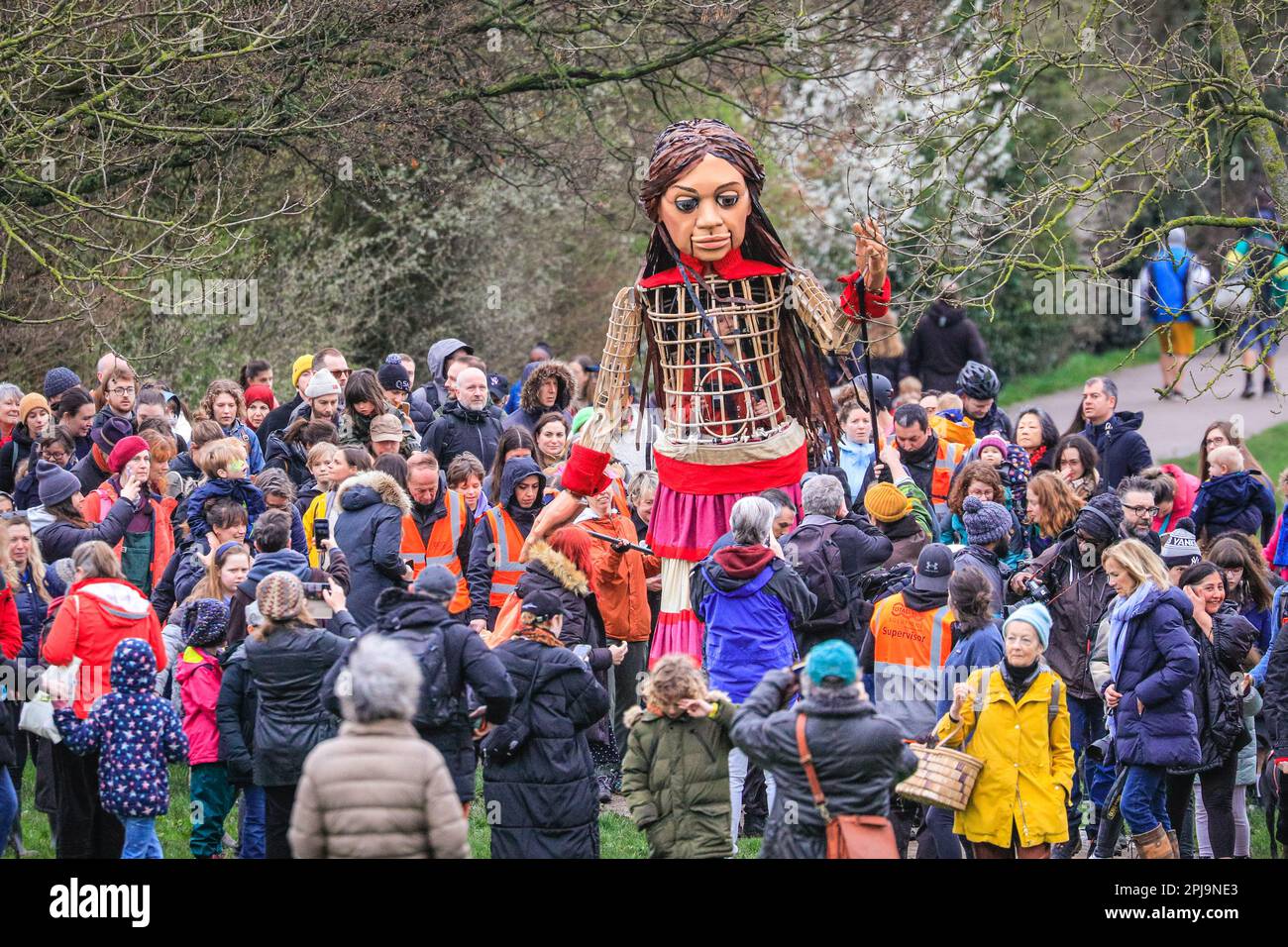 Londres, Royaume-Uni. 01st avril 2023. Little Amal monte la colline du Parlement. Little Amal, la marionnette d'un enfant réfugié, mène une promenade à travers Hampstead Heath pour soutenir les enfants déplacés à travers le monde. Les fonds recueillis seront donnés à la campagne Choose Love pour aider les enfants réfugiés au Royaume-Uni et dans le monde entier. Credit: Imagetraceur/Alamy Live News Banque D'Images