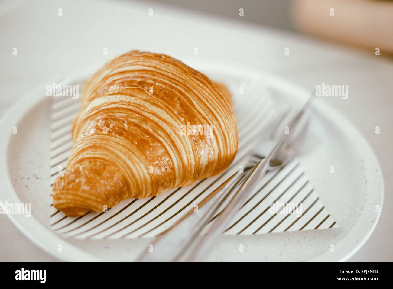 Croissants frais de cuisson servir sur la table de délicieuses pâtisseries françaises boulangerie dessert nourriture Banque D'Images