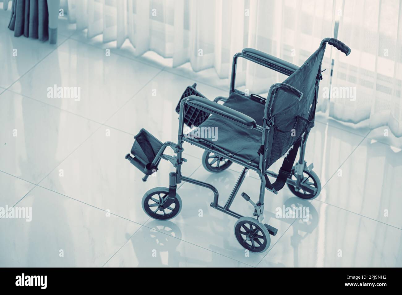 Fauteuil roulant pour personnes handicapées chaise à l'hôpital pour maladie blessure soins aux patients ou personnes âgées couleur vintage Banque D'Images