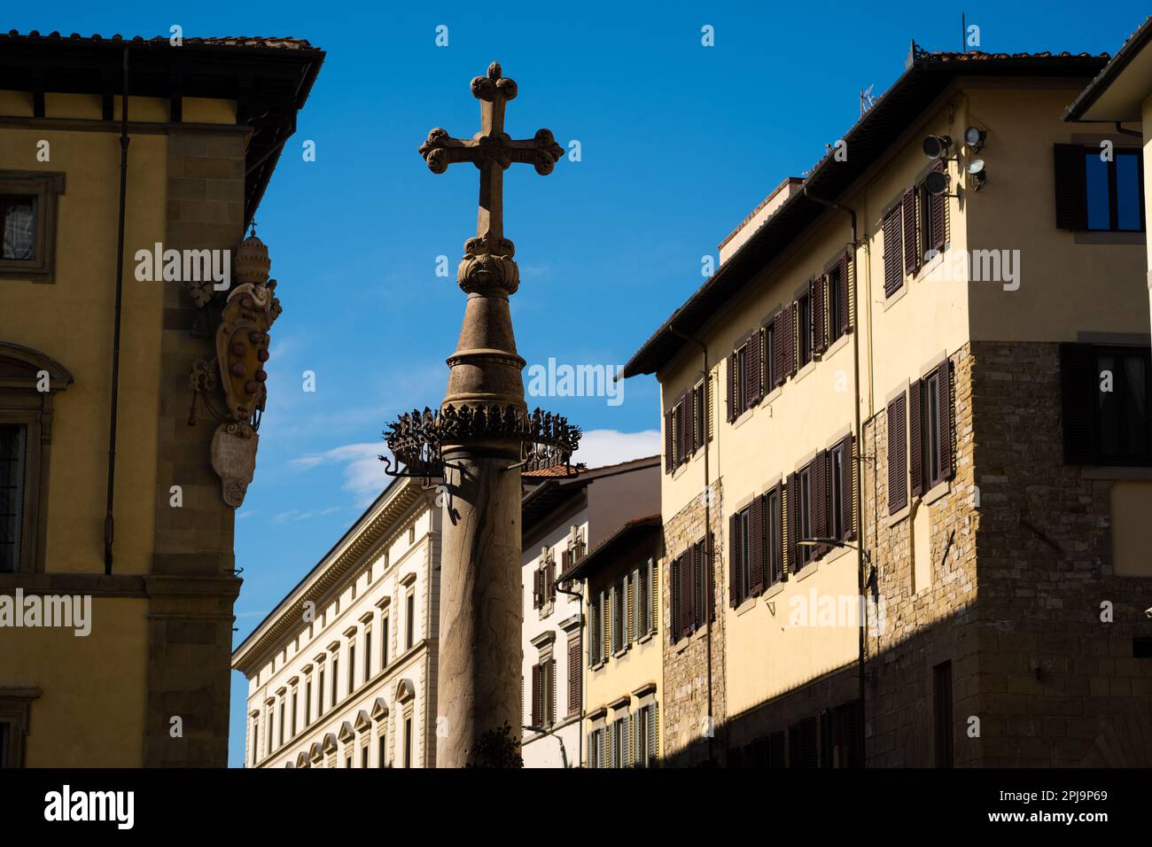 Colonne de Saint Zanobi, une colonne monumentale en marbre, surmontée d'une croix au-dessus d'une couronne de feu, Florence, Italie Banque D'Images