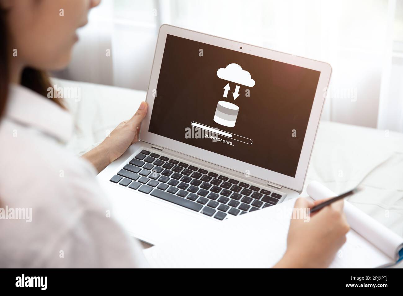 Personnes utilisant la technologie Cloud Drive Télécharger ou télécharger Charger des fichiers enregistrés à partir d'Internet Cloud Storage System Banque D'Images