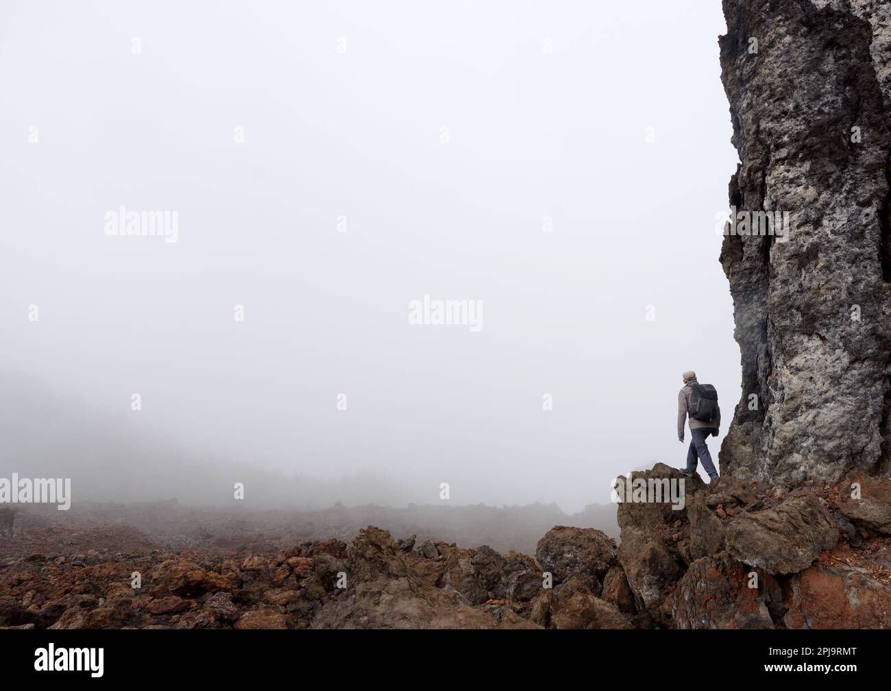 Vue panoramique d'un homme sur le rocher Banque D'Images