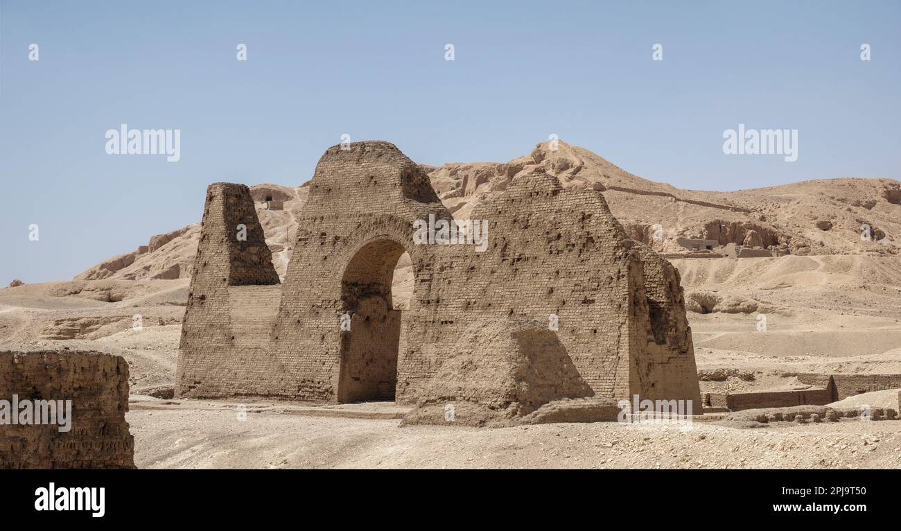 Vue sur les murs de briques de boue de la nécropole connue sous le nom de tombes d'Asasif près du temple d'Hatshepsuts à Deir el-Bahri, Louxor, Égypte Banque D'Images