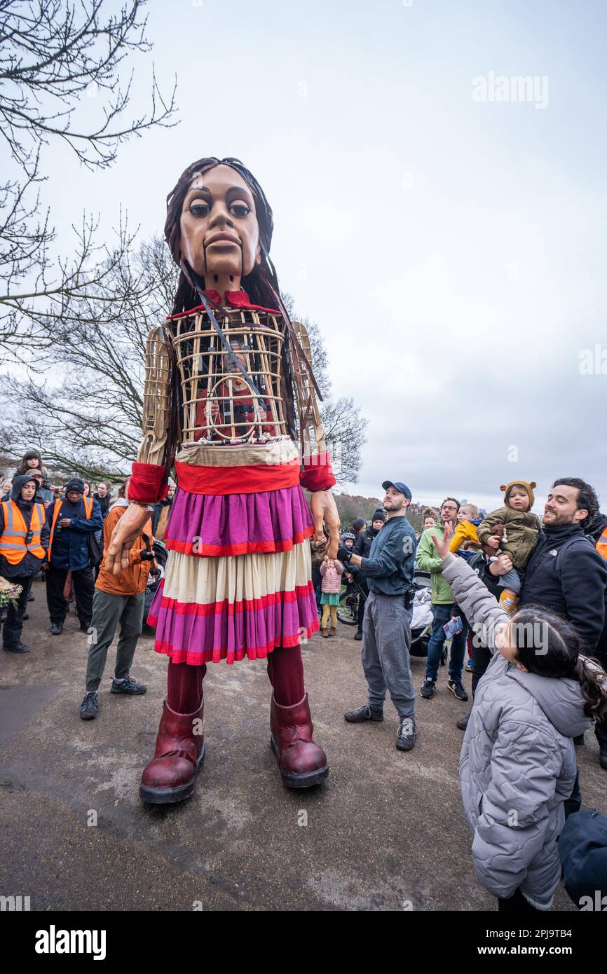 Londres Royaume-Uni 1 avril 2023. Little Amal une marionnette géante animatronique de 3,5m ans d'une réfugiée syrienne de 10 ans se promènait sur la colline du Parlement lors de la marche parrainée sur Hampstead Heath. Little Amal est devenu un symbole mondial des droits de l'homme, représentant les enfants déplacés, qui avaient été séparés de leurs familles et de partager le message urgent de tous les jeunes réfugiés n'oubliez pas de nous ». Crédit : amer ghazzal/Alamy Live. Actualités Banque D'Images