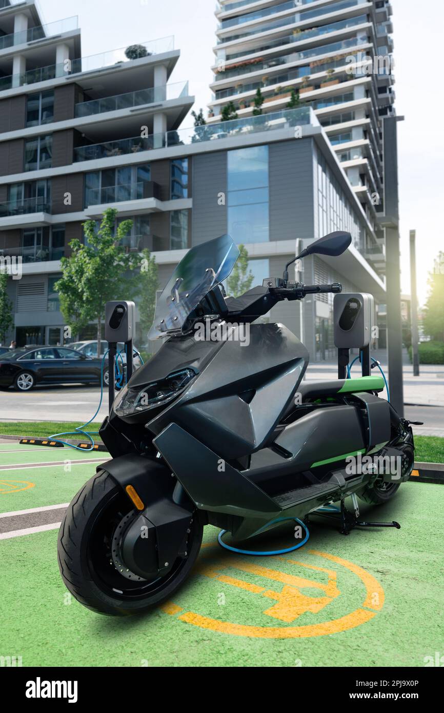 Scooter électrique avec station de charge dans une rue de ville. Photo de haute qualité Banque D'Images