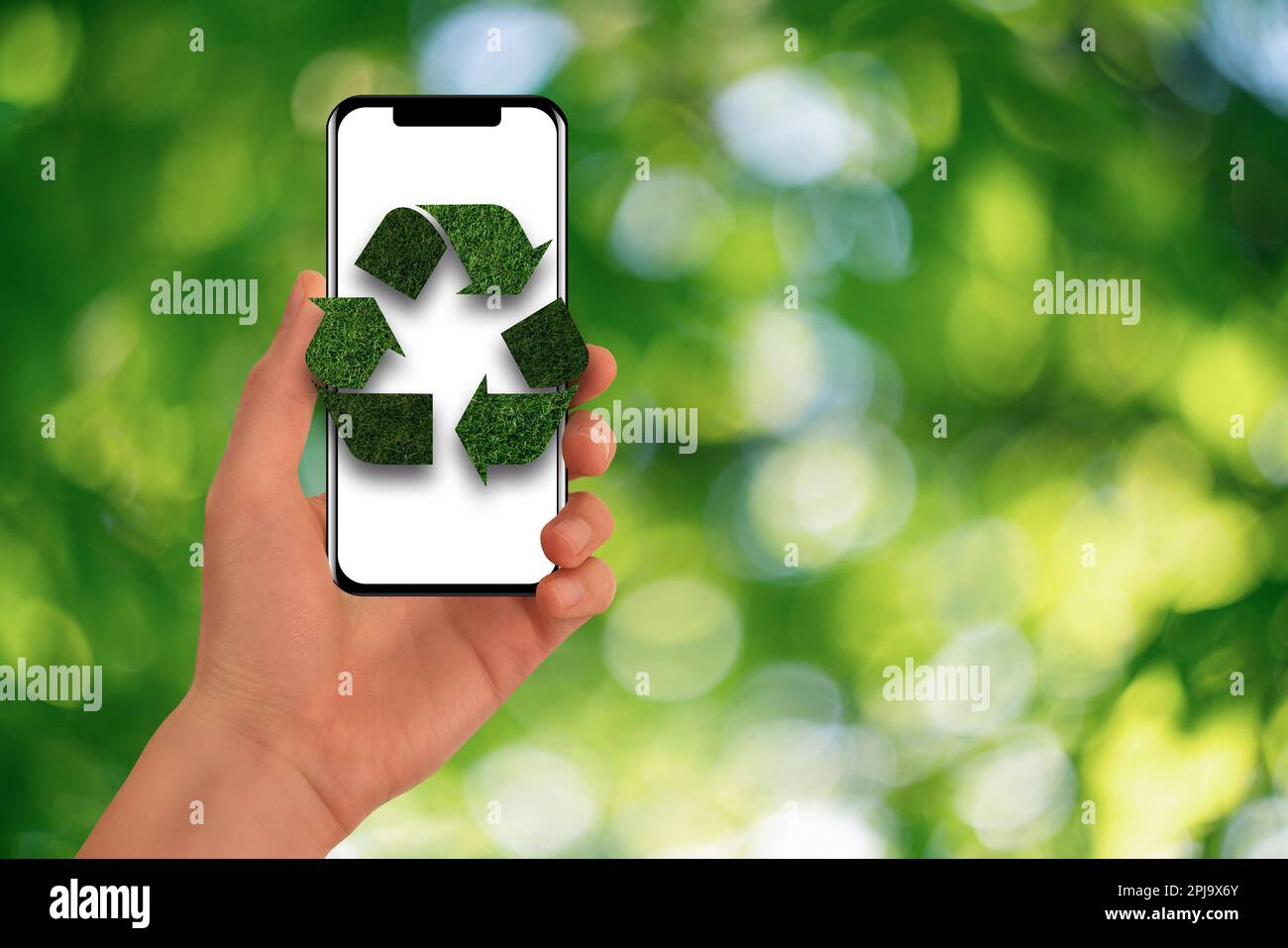 Un homme tient un téléphone avec un symbole de recyclage vert. Concept. Photo de haute qualité Banque D'Images