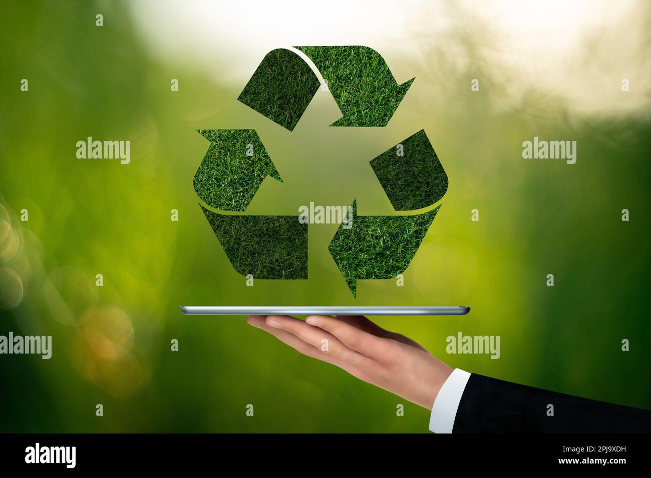 Homme d'affaires détient une tablette numérique avec symbole de recyclage vert. Concept. Photo de haute qualité Banque D'Images