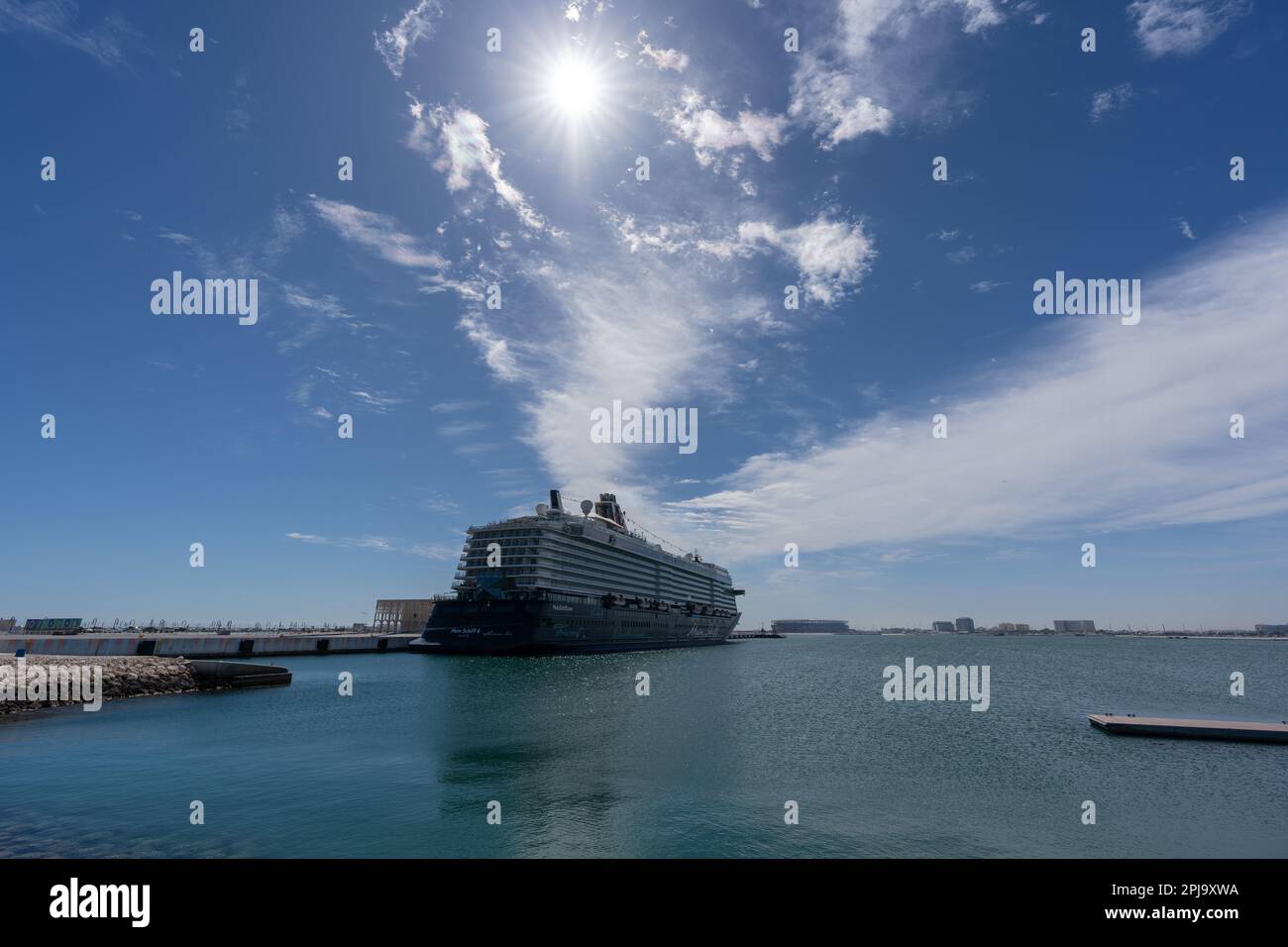 Doha, Qatar - 18 mars 2023 : bateau de croisière de luxe le Mein Schiff 6 amarré au quai du port de Doha, Qatar. Banque D'Images