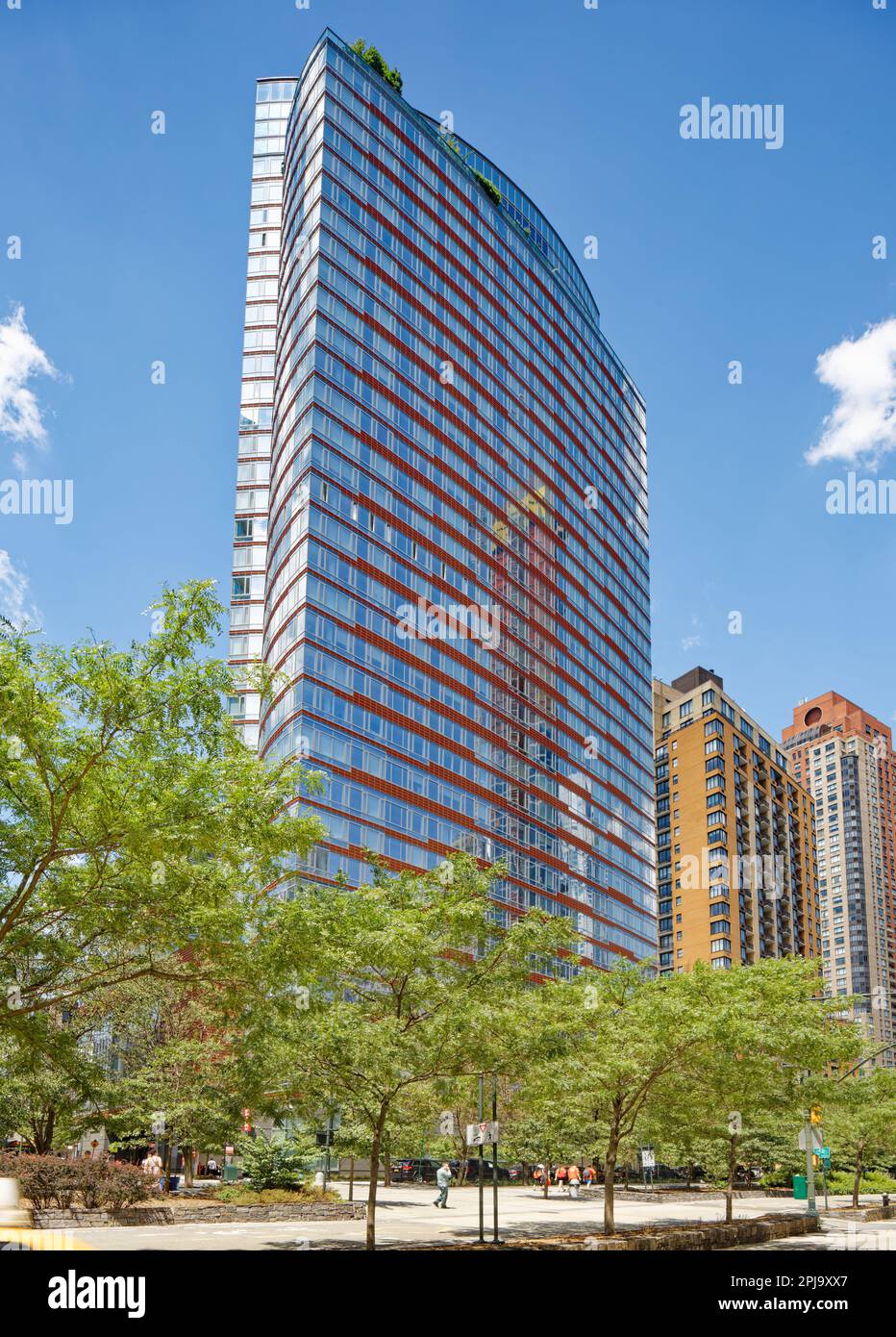 Visionaire est un immeuble d'habitation en copropriété situé dans Battery Park City avec une façade en verre incurvée distinctive accentuée par des bandes horizontales rouges. Banque D'Images