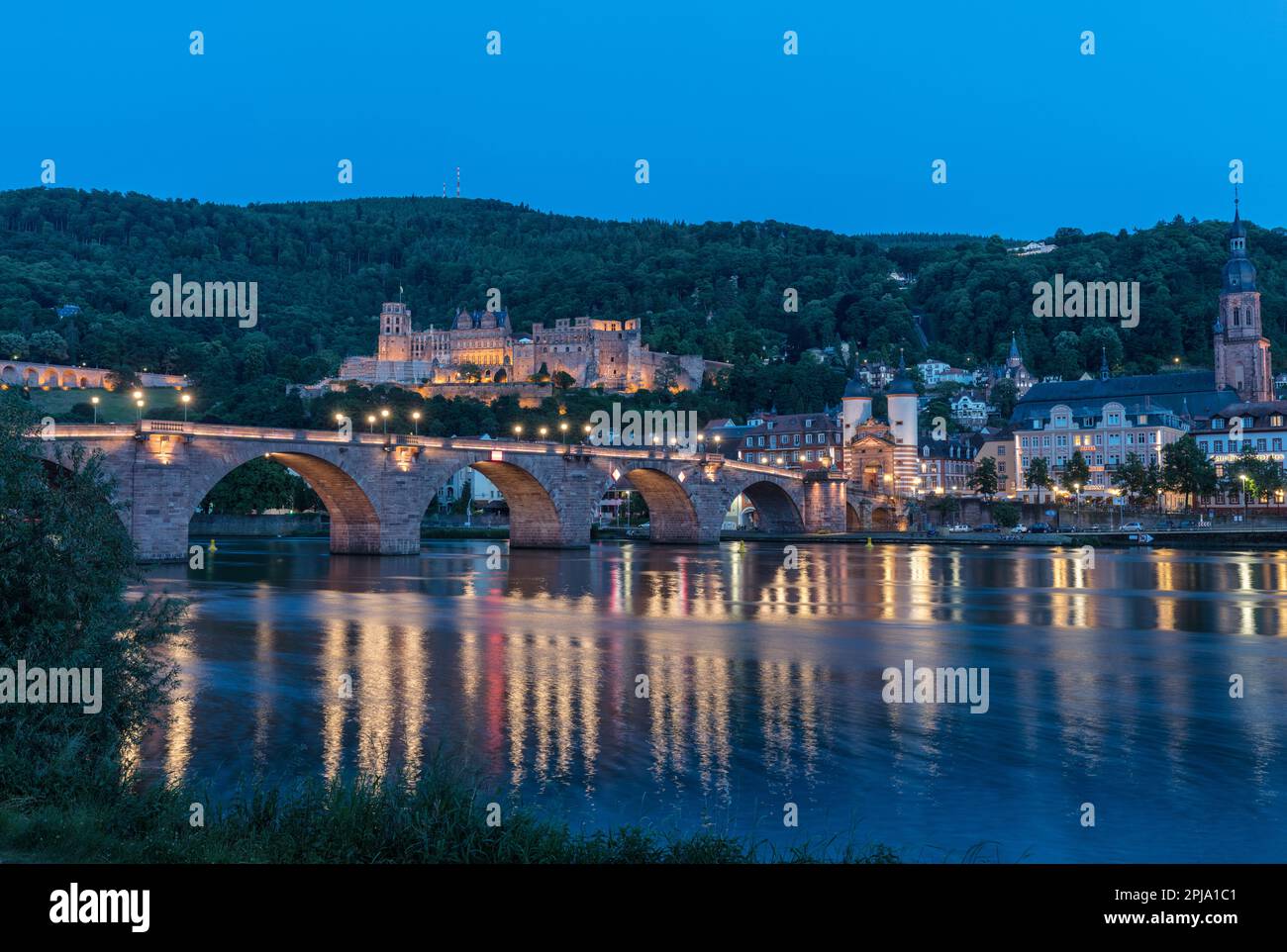 Château de Heidelberg sur la colline de Konigstuhl un bâtiment gothique du 13e siècle dans la vallée du Neckar surplombe la vieille ville et le fleuve Neckar. Heidelberg. Banque D'Images