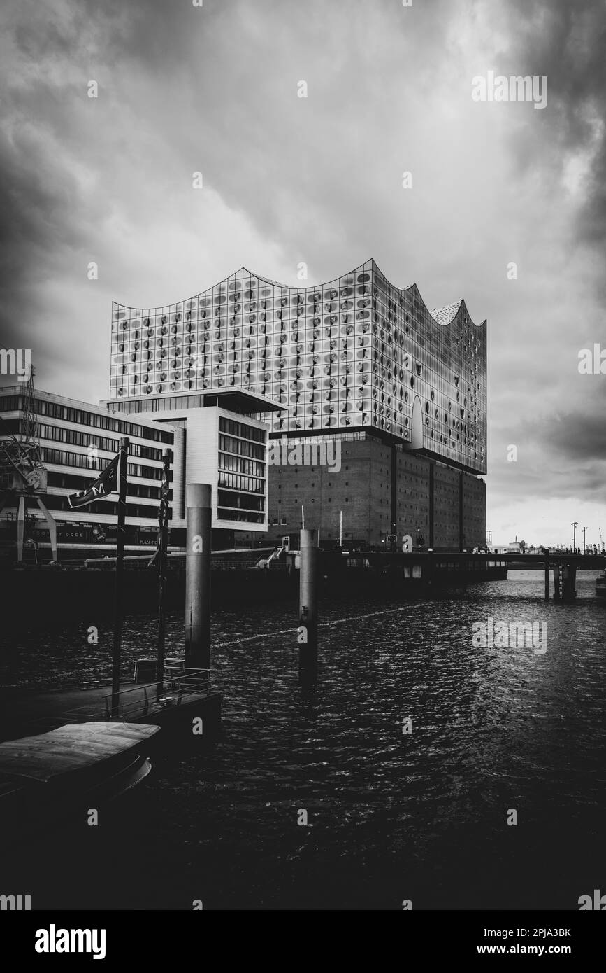 L'Elbphilharmonie de Hambourg sous un ciel nuageux Banque D'Images