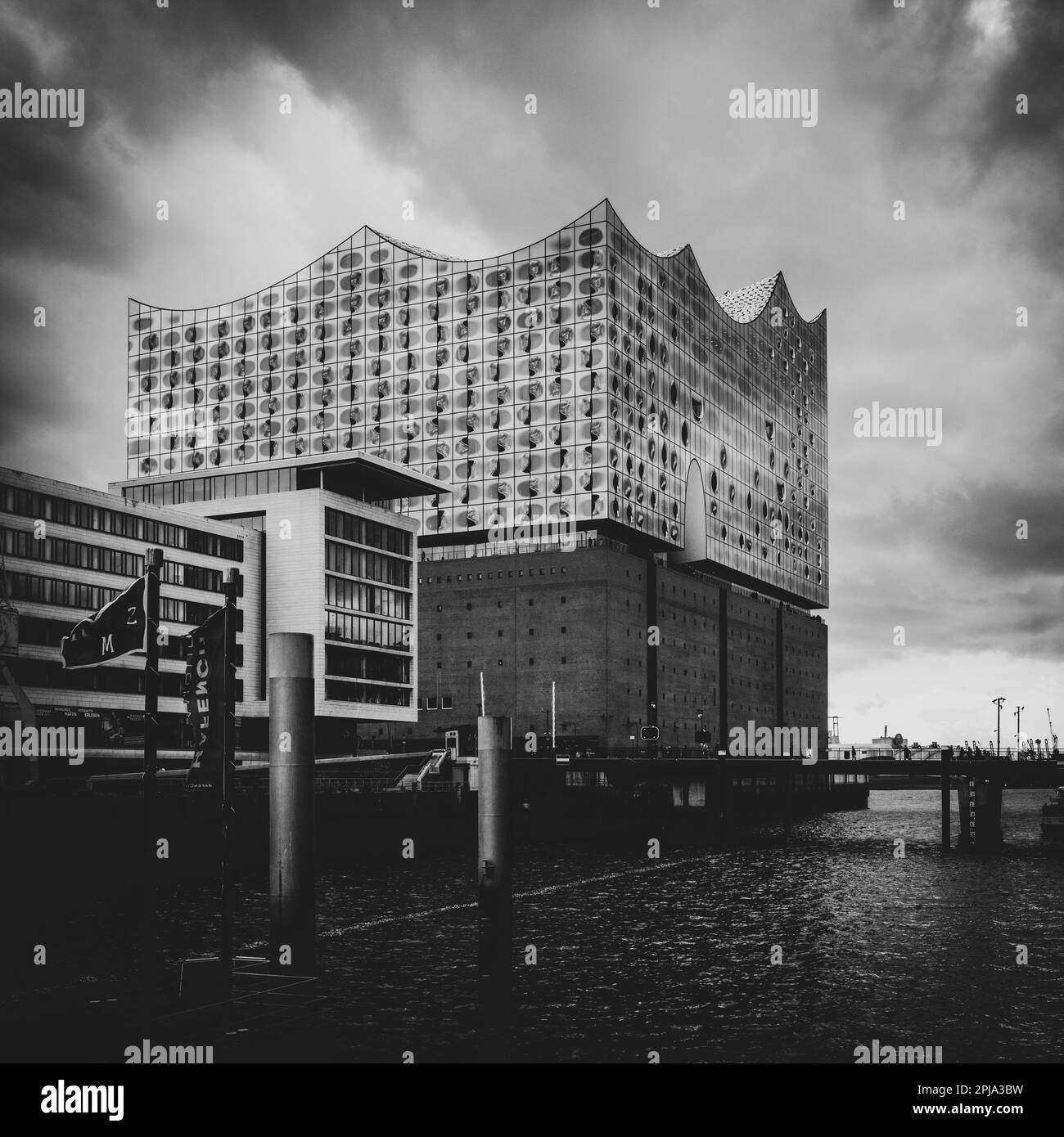 L'Elbphilharmonie de Hambourg sous un ciel nuageux Banque D'Images