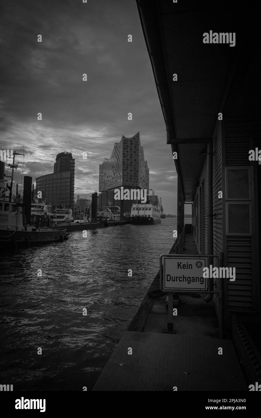 L'Elbphilharmonie de Hambourg sous un ciel nuageux Banque D'Images