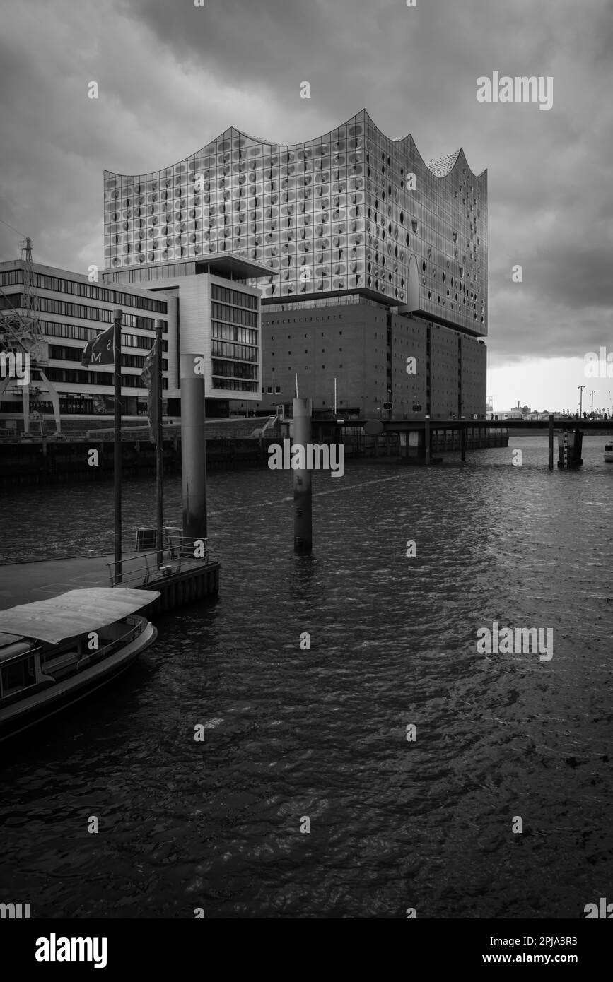 L'Elbphilharmonie de Hambourg sous un ciel nuageux Banque D'Images