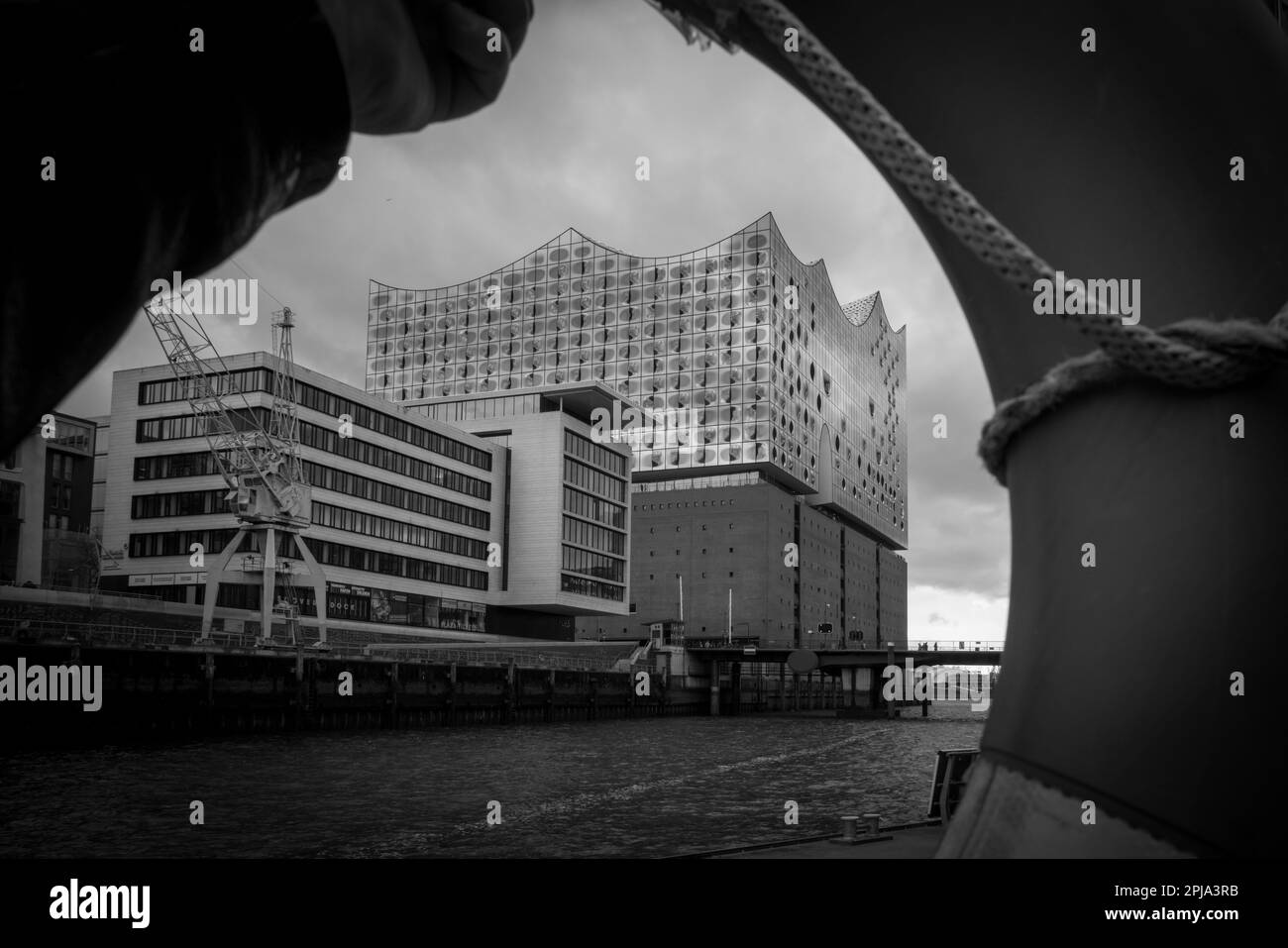 L'Elbphilharmonie de Hambourg sous un ciel nuageux Banque D'Images