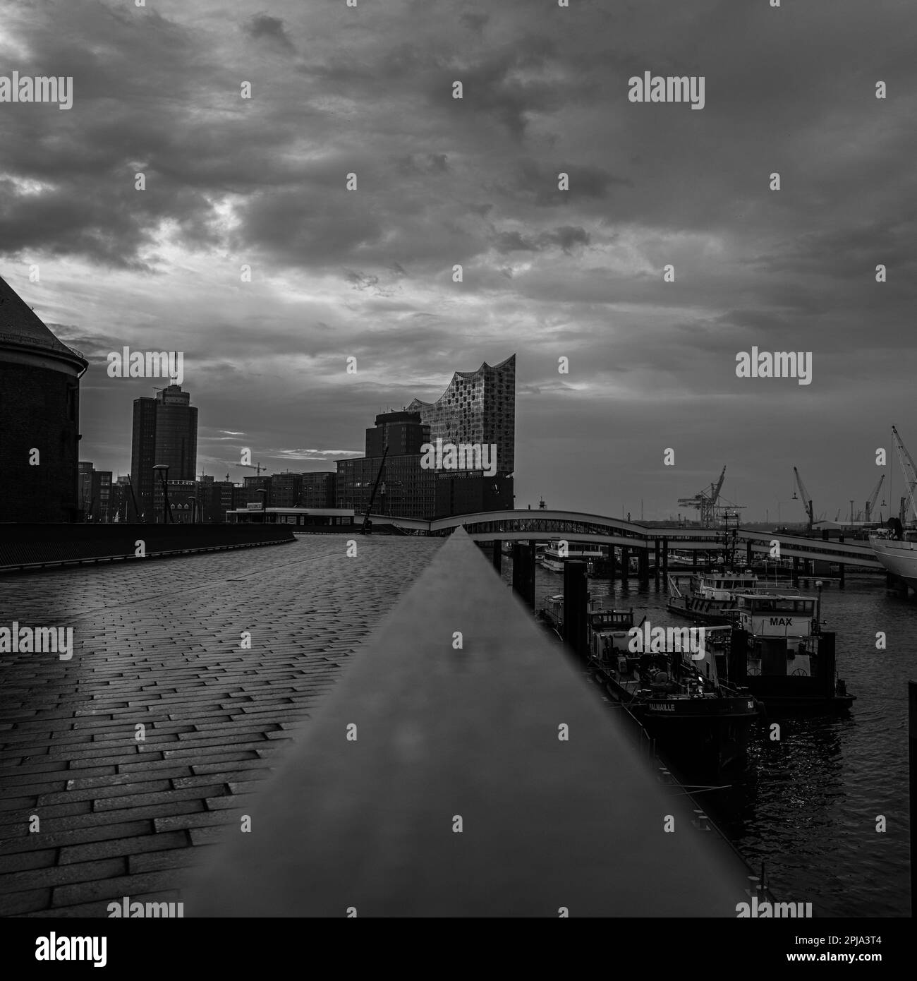 Hambourg Elbphilharmonie sous ciel nuageux Banque D'Images