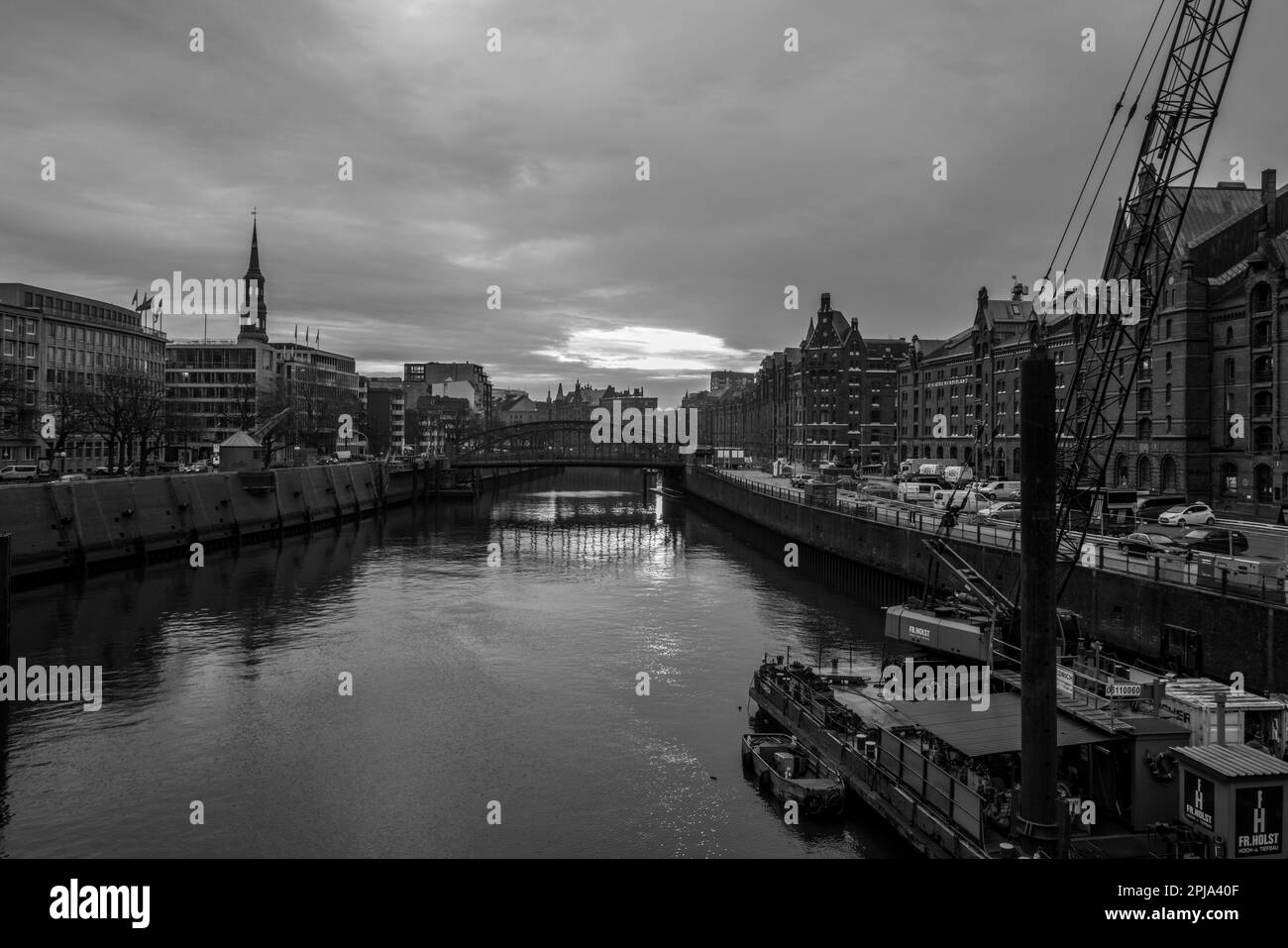 La Speicherstadt de Hambourg sous un ciel nuageux Banque D'Images