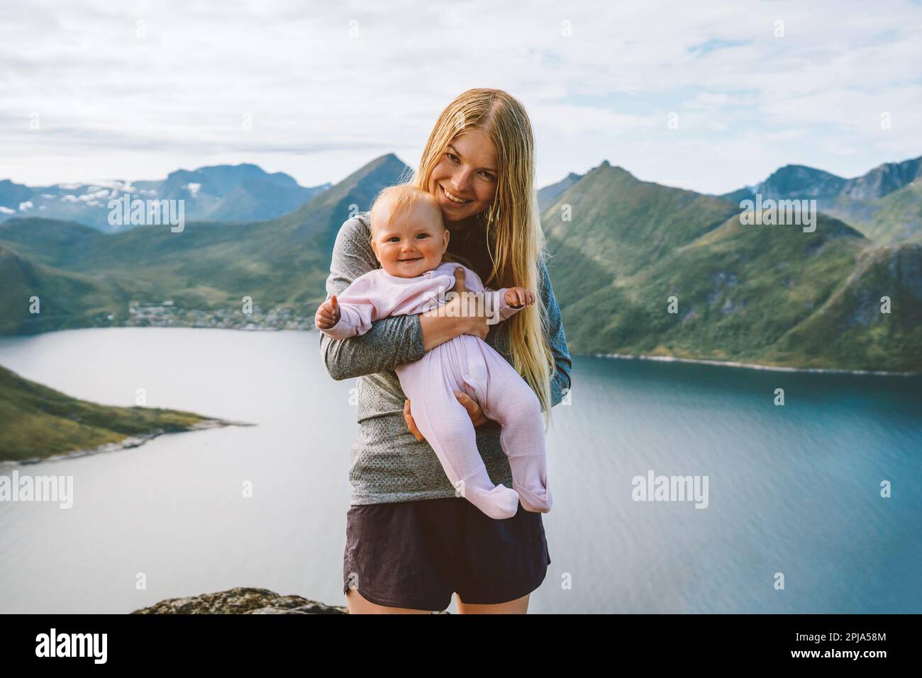 Mère avec bébé extérieur famille style de vie Voyage ensemble en Norvège vacances d'été femme avec enfant mères jour vacances Banque D'Images