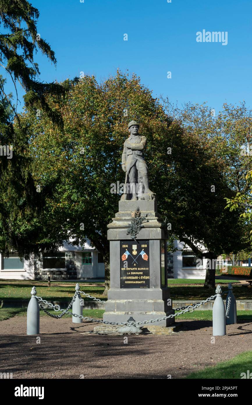 Monument commémoratif de guerre. Beauregard-l'Évêque . Département du Puy de Dome Auvergne Rhône Alpes. France Banque D'Images