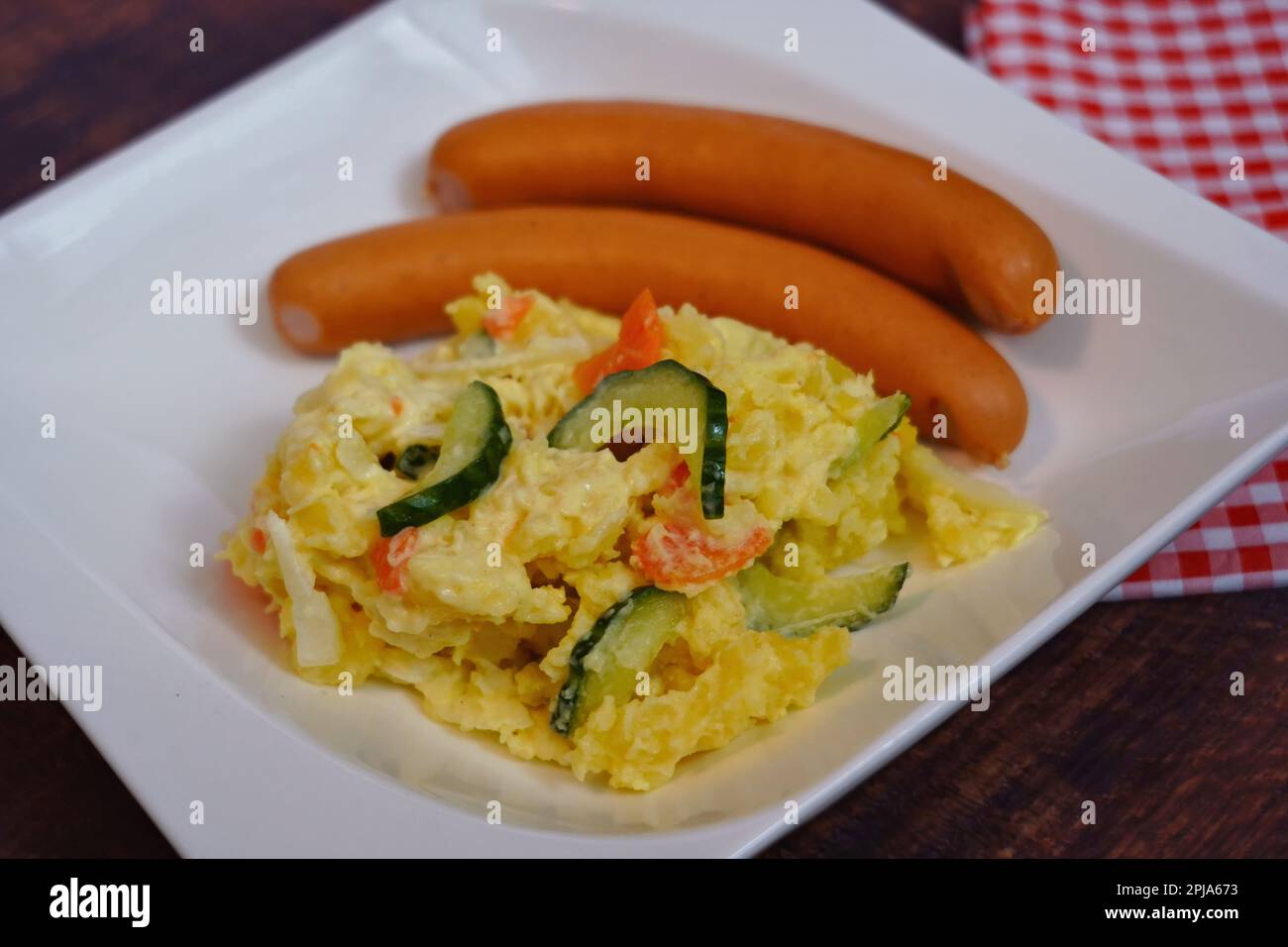 Salade de pommes de terre avec saucisses Wiener, un plat traditionnel et populaire en Allemagne. Banque D'Images