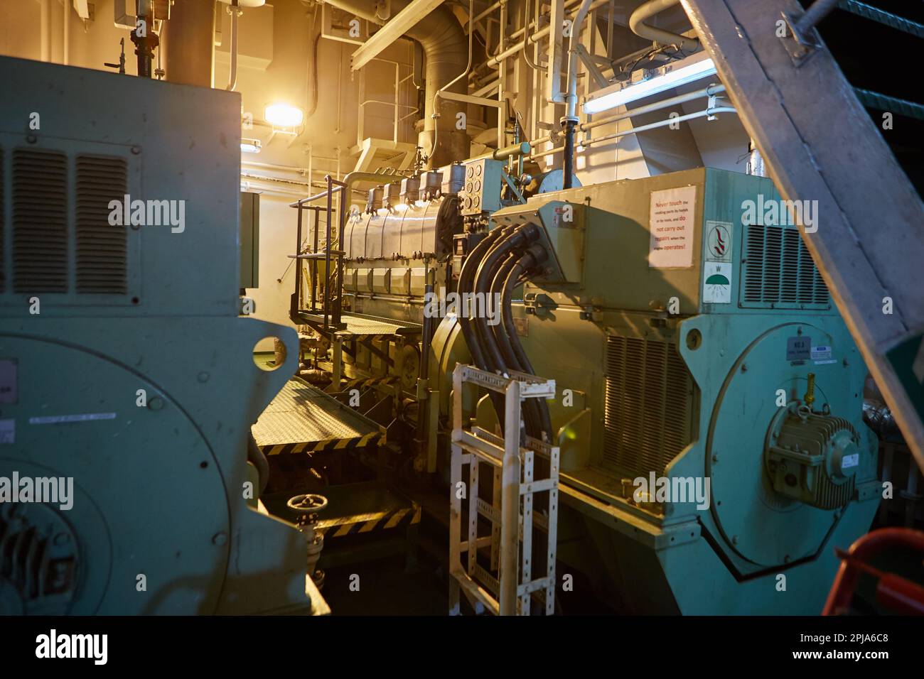 Salle des machines du navire. Espace de la salle des machines du navire / escaliers industriels. Espace lourd pour les machines du navire - tuyaux, soupapes, moteurs Banque D'Images