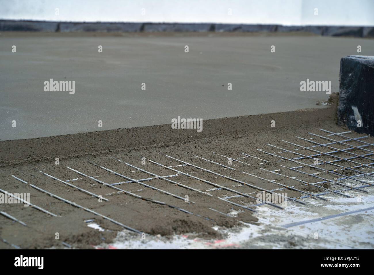 Installation de la table de plancher en ciment avec barre d'armature. Table de plancher de la machine. Banque D'Images