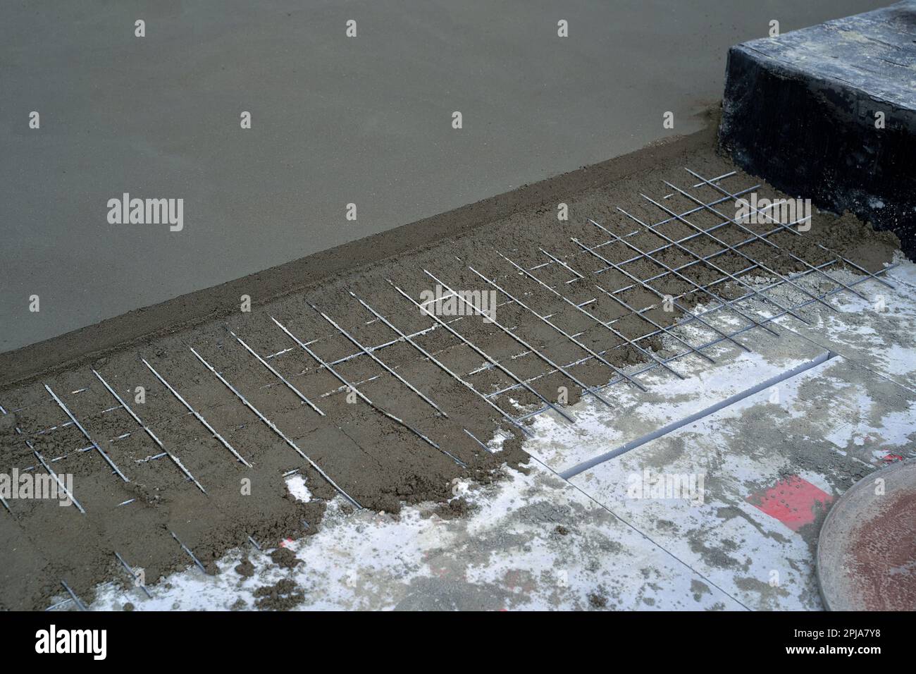 Installation de la table de plancher en ciment avec barre d'armature. Table de plancher de la machine. Banque D'Images