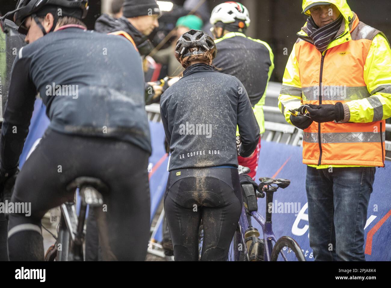 Oudenaarde, Belgique. 01st avril 2023. Cyclistes amateurs photographiés lors de l'événement cyclo We Ride Flanders pour amateurs de cyclisme, le long (parties de) de la piste devant la ronde van Vlaanderen/ Tour des Flandres/ Tour de Flandre course cycliste, samedi 01 avril 2023. L'édition 107th de la course cycliste aura lieu le dimanche 02 avril. BELGA PHOTO NICOLAS MATERLINCK crédit: Belga News Agency/Alay Live News Banque D'Images