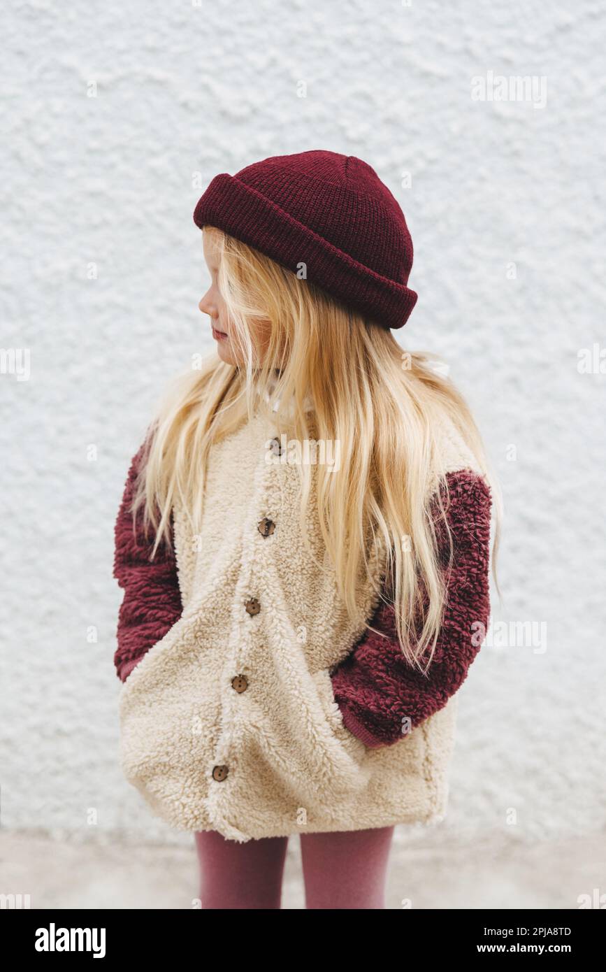 Enfant fille exterieur vetements de mode enfant porter chapeau et veste de sherpa hiver vetements elegants 4 ans bebe famille style de vie Photo Stock Alamy