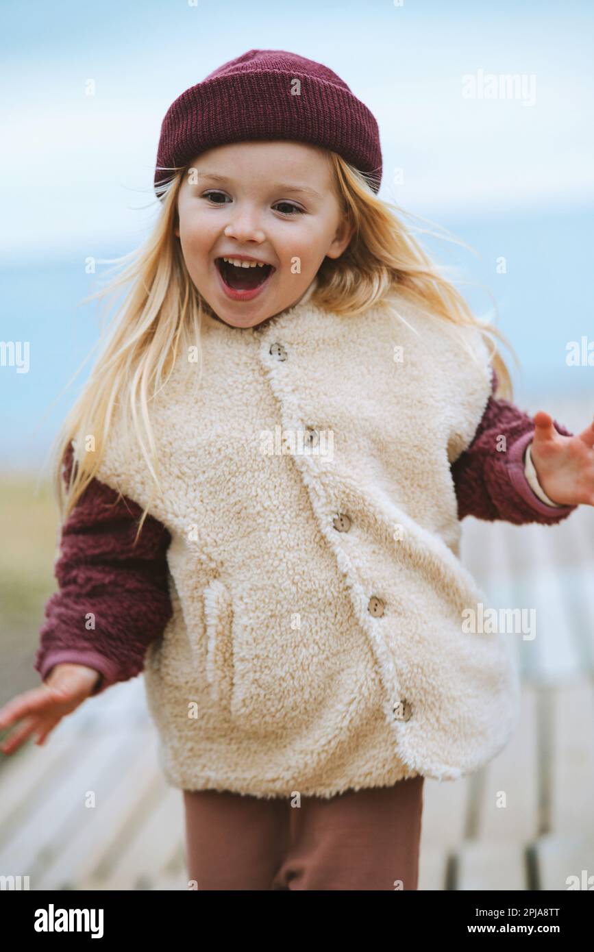Enfant marchant en plein air fille portant une veste de sherpa molletonnée  tenue hiver vêtements élégants 4 ans enfant famille style de vie affectif  visage bébé Photo Stock - Alamy
