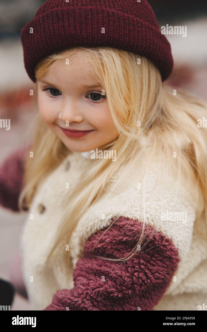 Enfant fille portrait enfant elegant enfant porter chapeau et veste de sherpa hiver vetements de mode marche exterieur heureux 4 ans bebe famille style de vie Photo Stock Alamy
