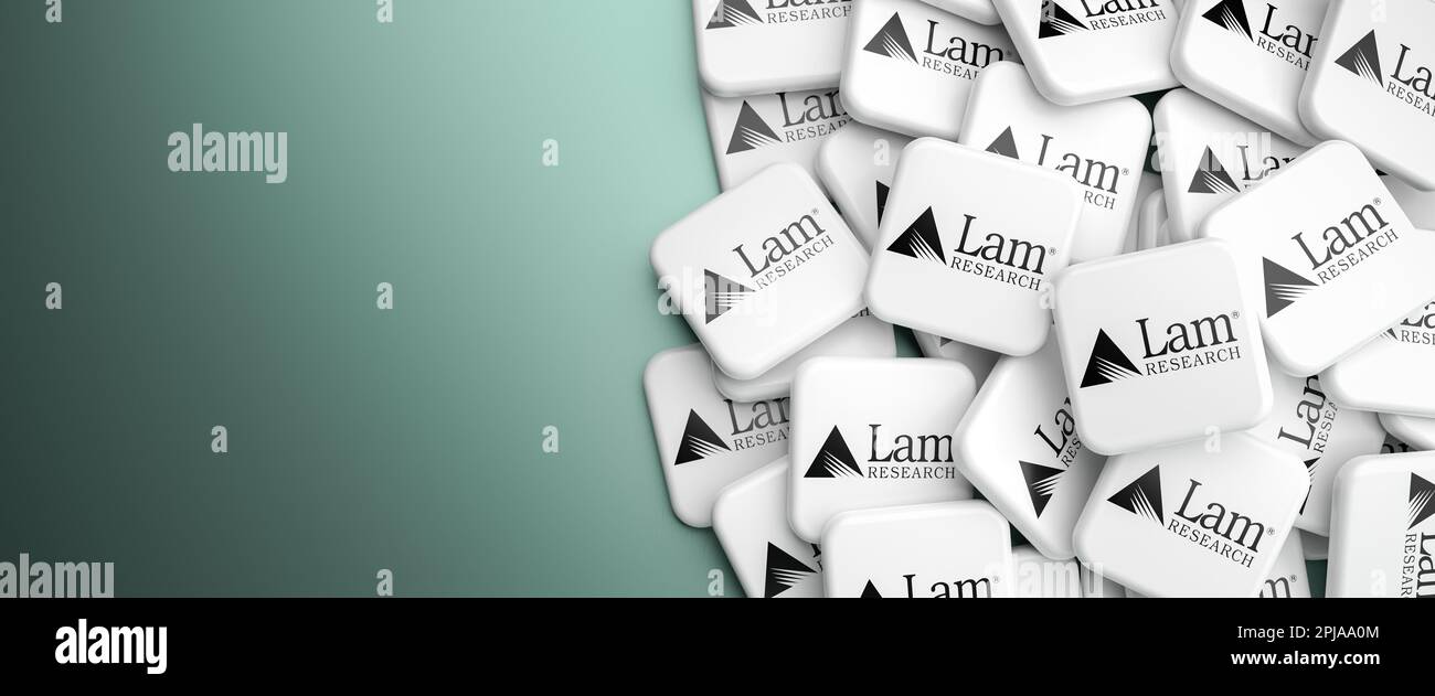 Logos du fournisseur d'équipements de fabrication de plaquettes à l'industrie des semi-conducteurs LAM recherche sur un tas sur une table. Format de bannière Web, espace de copie Banque D'Images