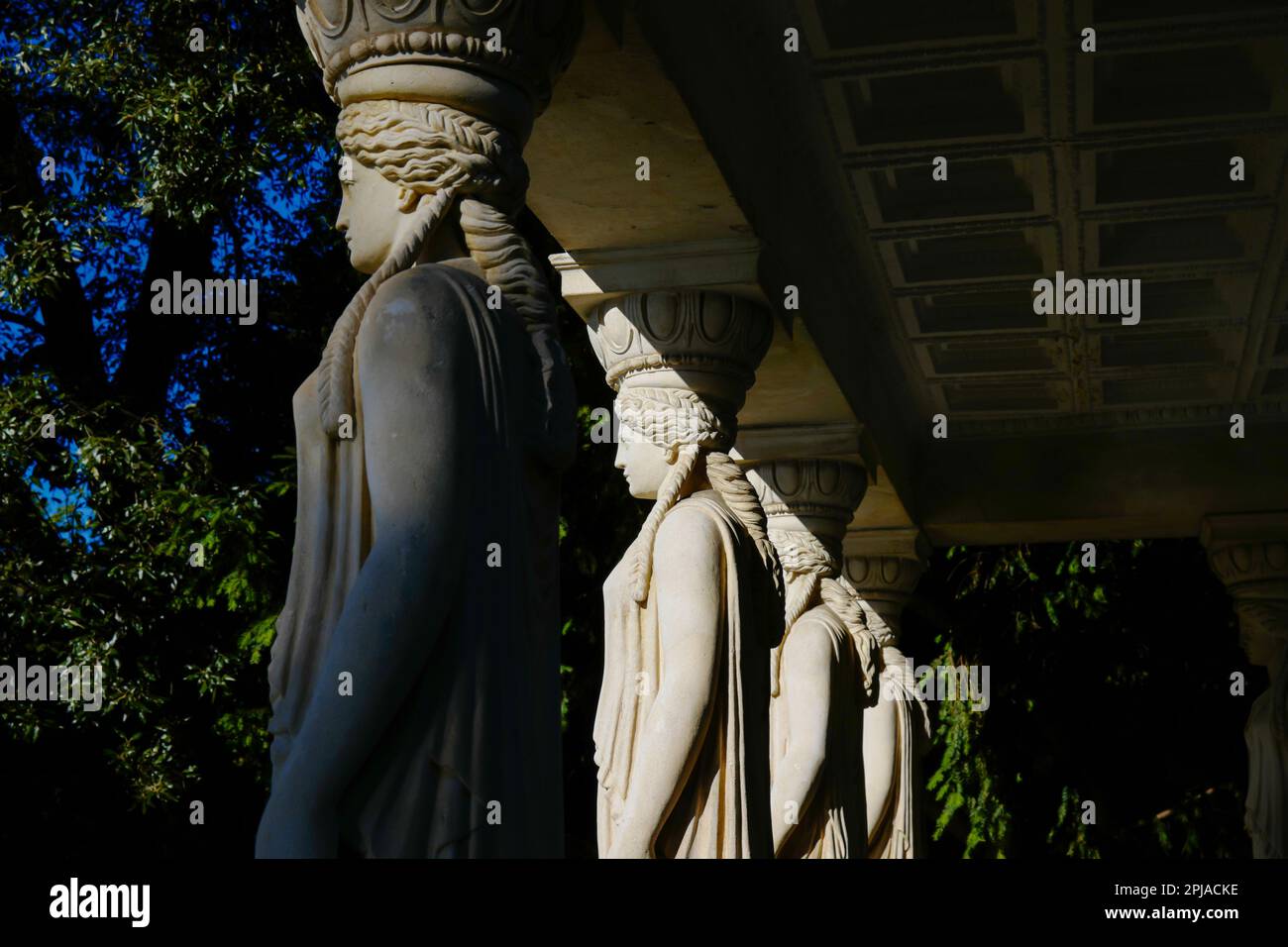 Patio avec colonne de statue avec lumière du soleil dans le parc Scherrer à Morcote, Tessin, suisse. Banque D'Images