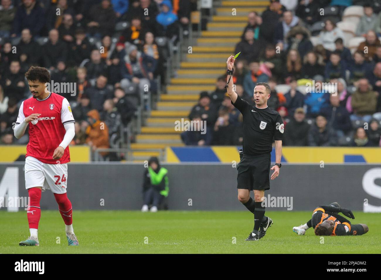 L'arbitre David Webb remet une carte jaune à Cameron Humphreys #24 de Rotherham United lors du match de championnat Sky Bet Hull City vs Rotherham United au MKM Stadium, Hull, Royaume-Uni, 1st avril 2023 (photo de James Heaton/News Images) Banque D'Images