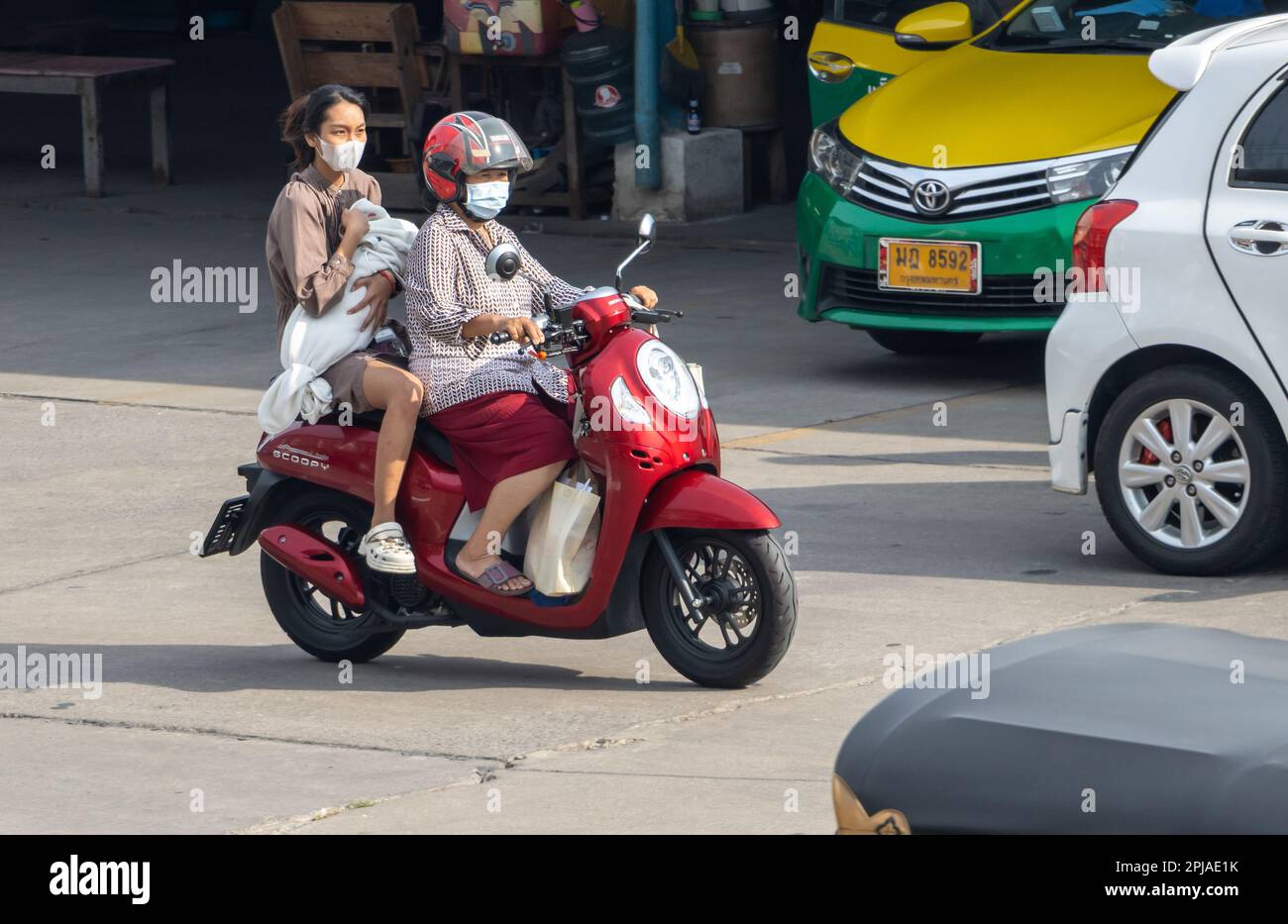 SAMUT PRAKAN, THAÏLANDE, 30 2023 JANVIER, deux femmes portent un petit enfant sur une moto Banque D'Images