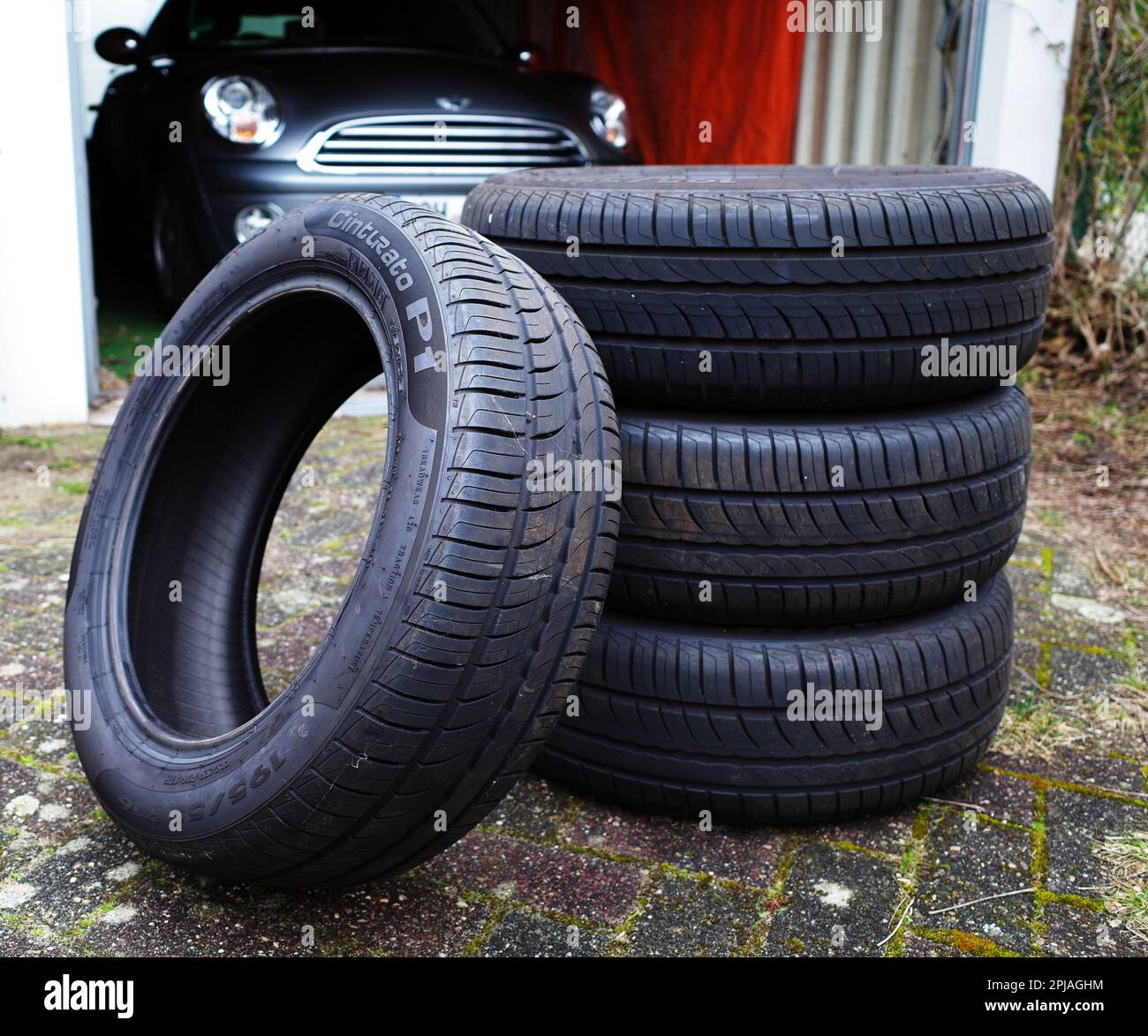 Tterbeck, Allemagne - 29 mars 2023 Une pile de pneus Pirelli Cinturato P1  devant un garage ouvert. Flou dans l'arrière-plan, la voiture  d'accompagnement Photo Stock - Alamy