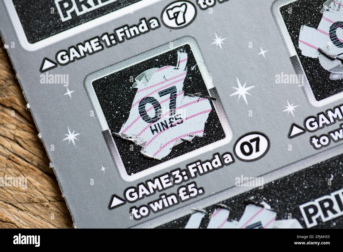 Une carte à gratter gagnante avec un prix de cinq livres. Angleterre GB Banque D'Images