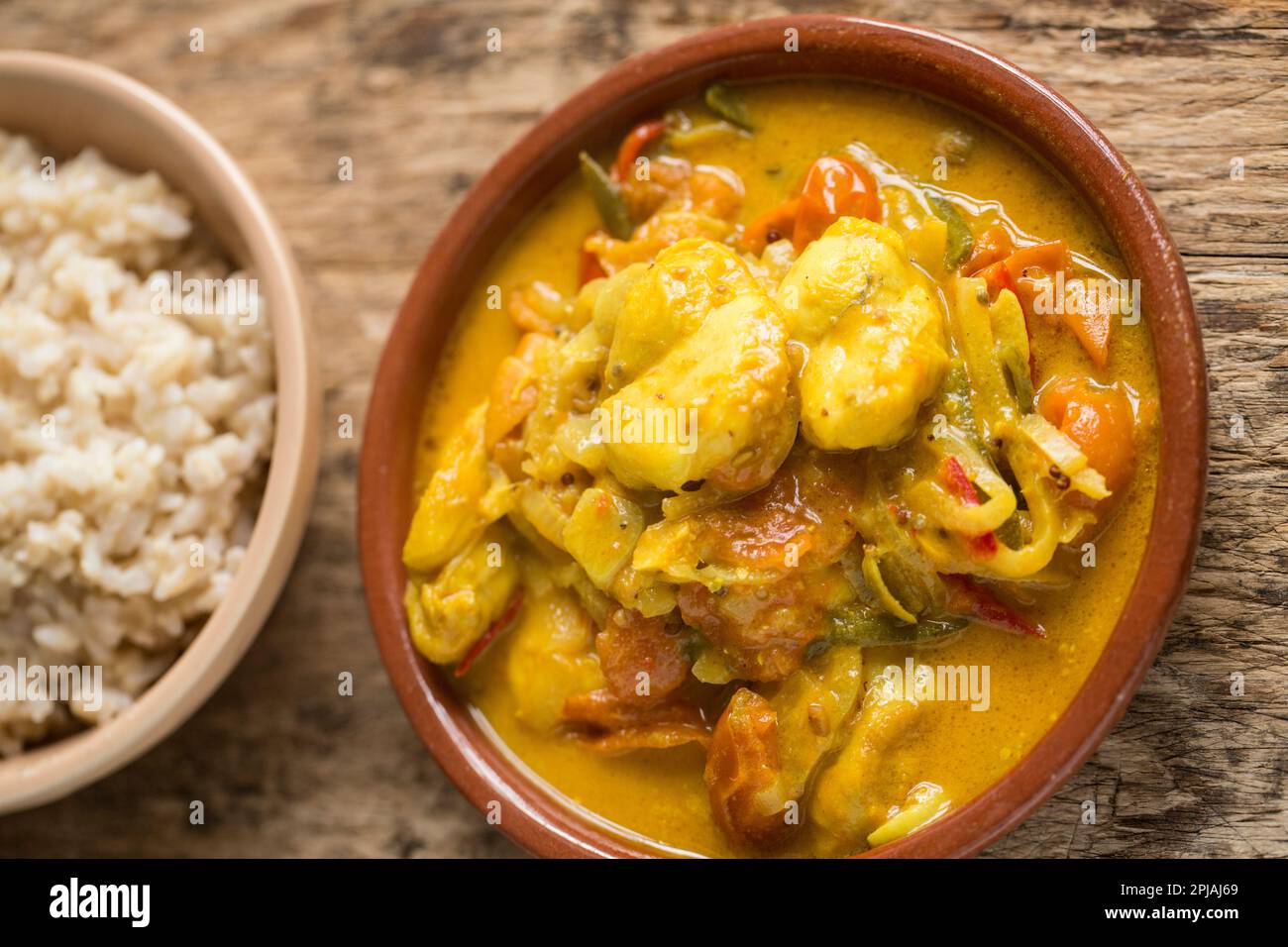 Curry de poisson fait maison avec des joues de rayon de épine et comprenant du lait de coco, des piments, des tomates et des épices. Angleterre GB Banque D'Images
