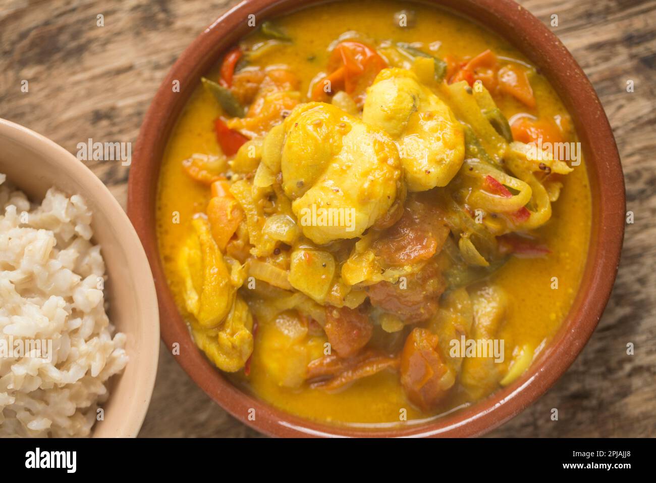 Curry de poisson fait maison avec des joues de rayon de épine et comprenant du lait de coco, des piments, des tomates et des épices. Angleterre GB Banque D'Images