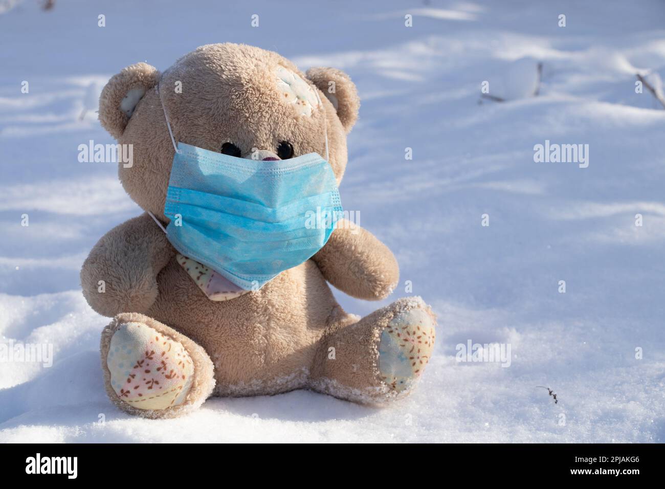 ours en peluche dans un pansement médical de gaze dans la neige en hiver à l'extérieur Banque D'Images