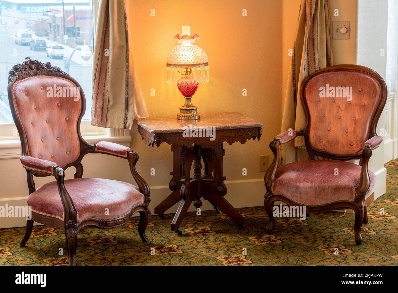 Table et chaises anciennes dans la suite Cupola de l'historique Geiser Grand Hotel à Baker City, Oregon. Banque D'Images