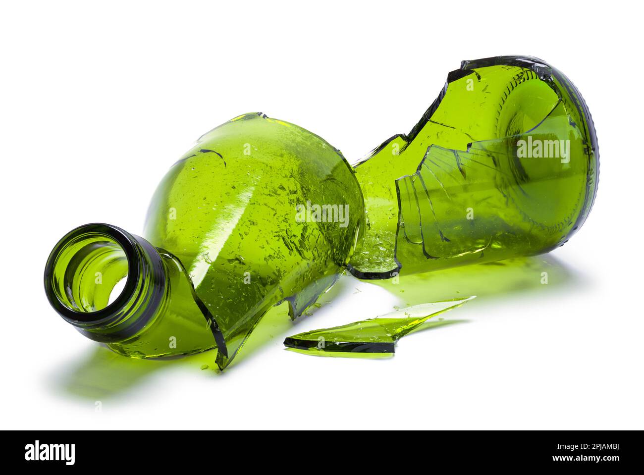 Bouteille en verre brisée découpée sur blanc. Banque D'Images