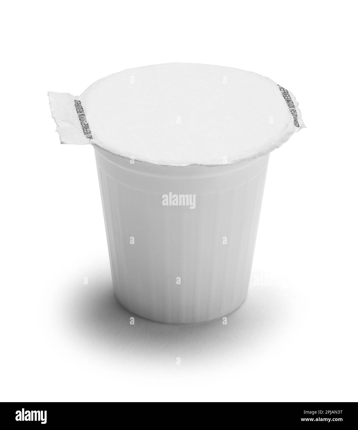 Petite tasse de lait à la crème pour le café découpe sur le blanc. Banque D'Images