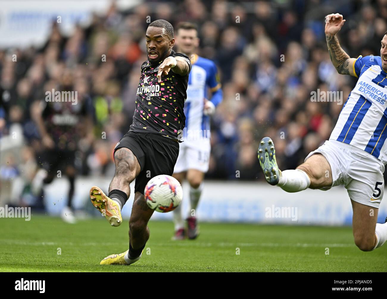 Brighton East Sussex, Royaume-Uni. 1st avril 2023. OBJECTIF. Ivan Toney (Brentford) marque le deuxième but de Brentford lors du match de la Premier League Brighton V Brentford au stade Amex de Brighton. Crédit : MARTIN DALTON/Alay Live News Banque D'Images