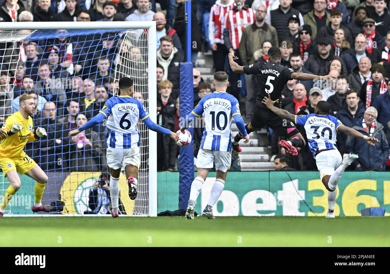 Brighton East Sussex, Royaume-Uni. 1st avril 2023. OBJECTIF. Ethan Pinnock (Brentford, 5) marque le troisième but de Brentford lors du match de la Brighton V Brentford Premier League au stade Amex de Brighton. Crédit : MARTIN DALTON/Alay Live News Banque D'Images