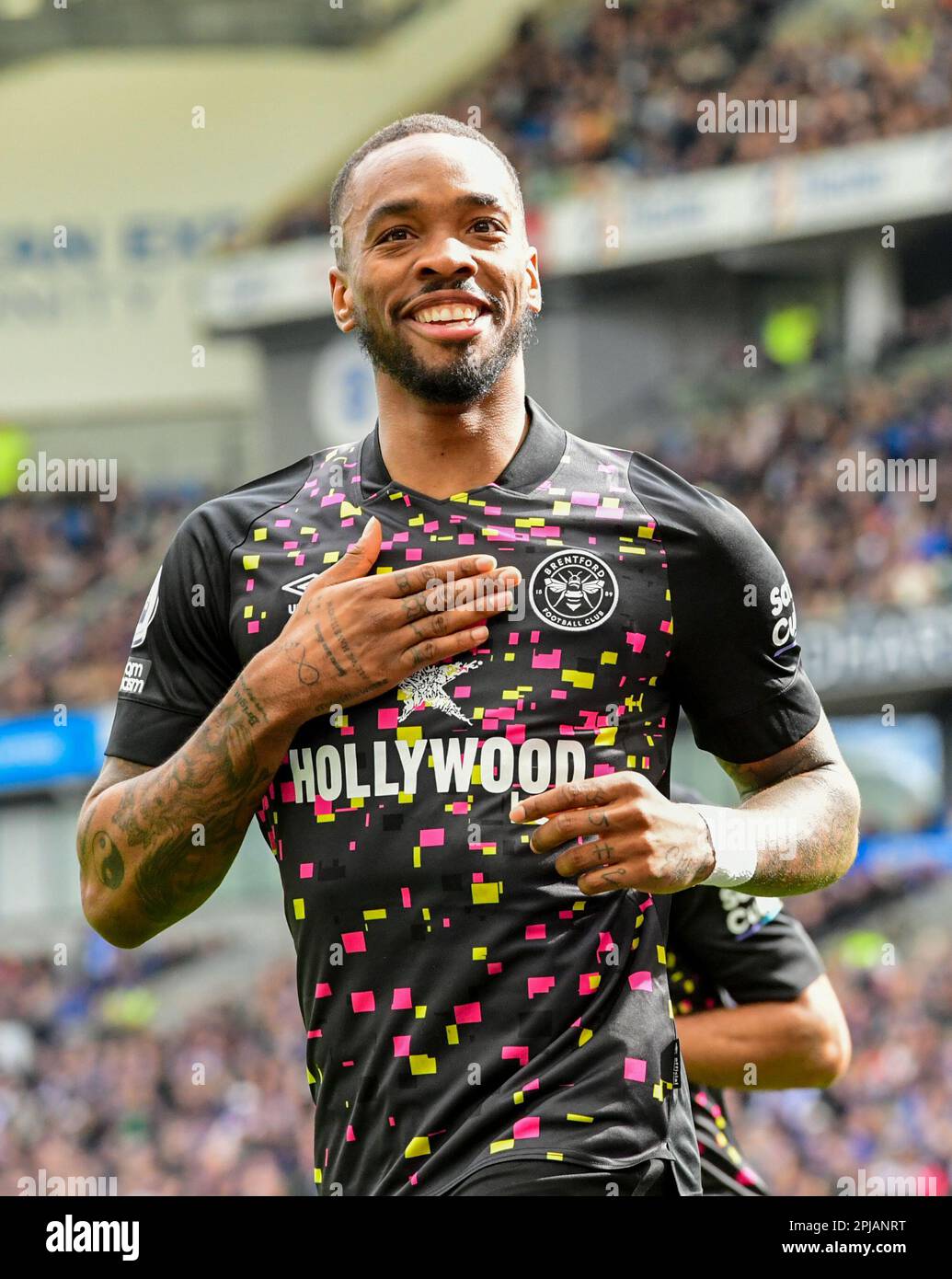 Brighton, Royaume-Uni. 01st avril 2023. Ivan Toney, de Brentford, se tourne vers les fans de Brighton pour célébrer son objectif en obtenant le score 1-2 lors du match de la Premier League entre Brighton & Hove Albion et Brentford à l'Amex on 1 avril 2023 de Brighton, en Angleterre. (Photo de Jeff Mood/phcimages.com) Credit: PHC Images/Alamy Live News Banque D'Images