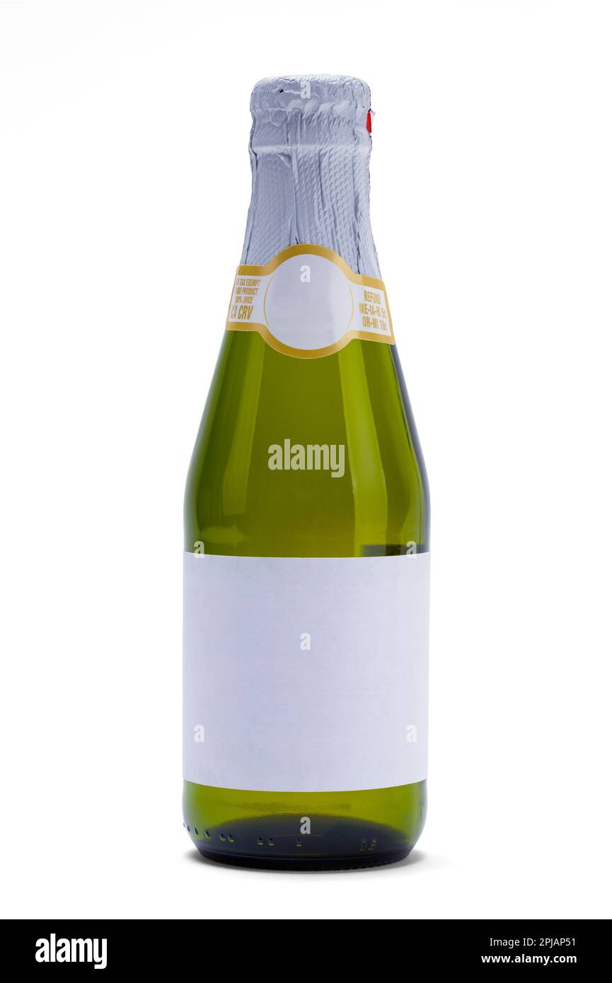 Bouteille de vin vert avec étiquette découpée sur le blanc. Banque D'Images