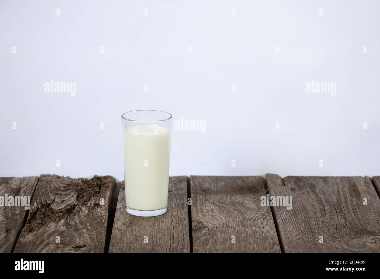 verre de lait sur une table dans la cuisine Banque D'Images