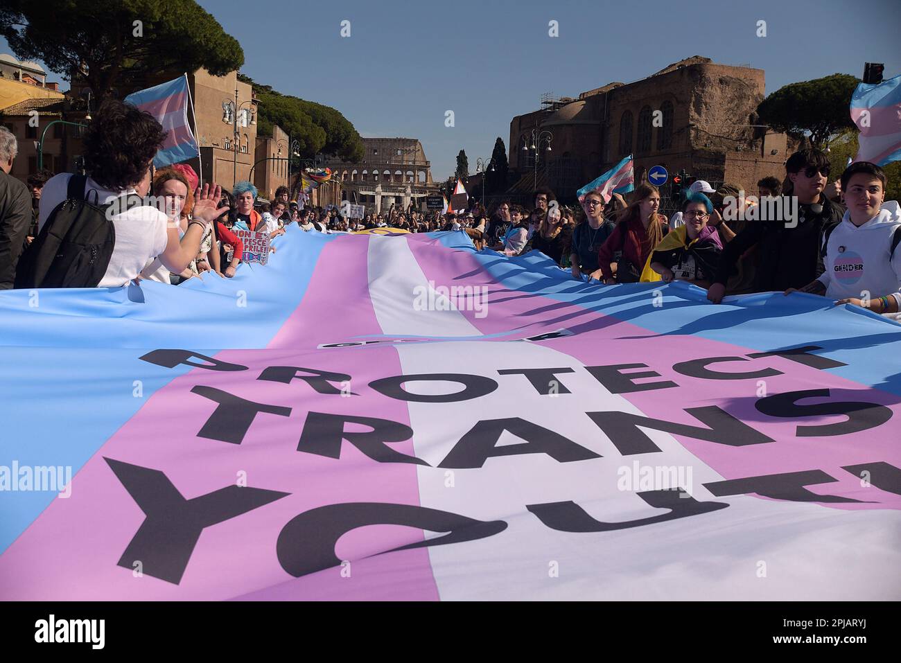 Un drapeau transgenre géant est porté par les manifestants lors de la Journée transgenre de visibilité à Rome, Italie. Banque D'Images